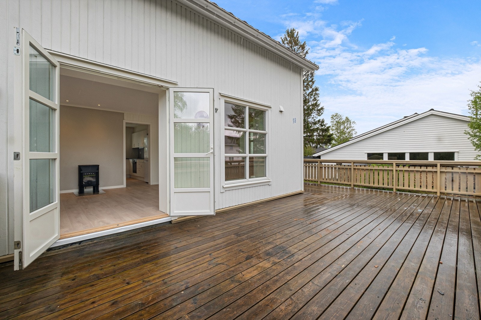 Doble dører åpner fra stuen og ut til verandaen. Galleribilde