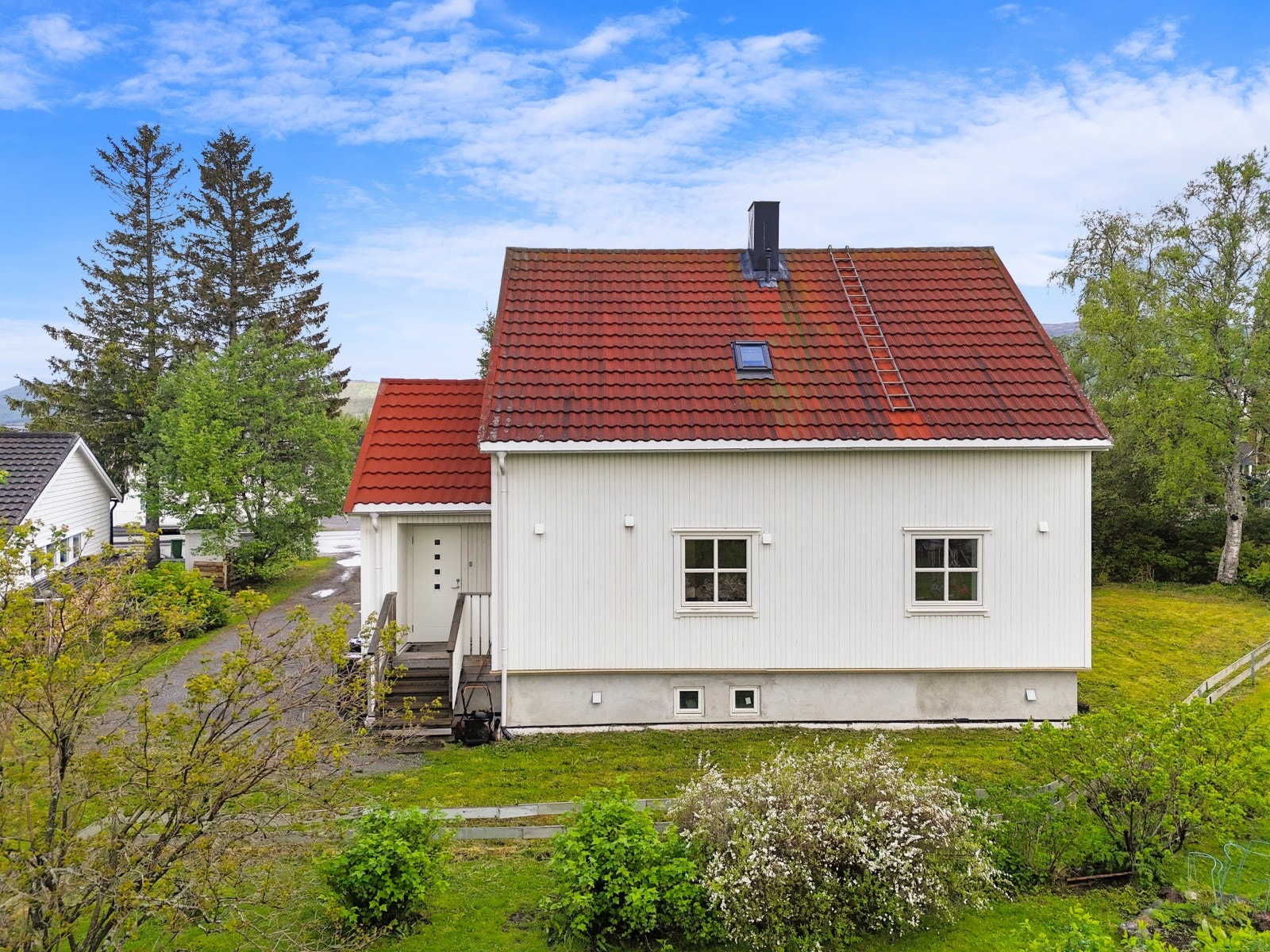 Hovedinngang med utvendig tretrapp. Galleribilde