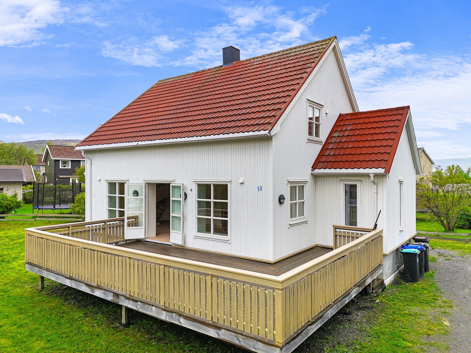 Boligen ble modernisert rundt 2015, med blant annet ny drenering og taktekking. Galleribilde