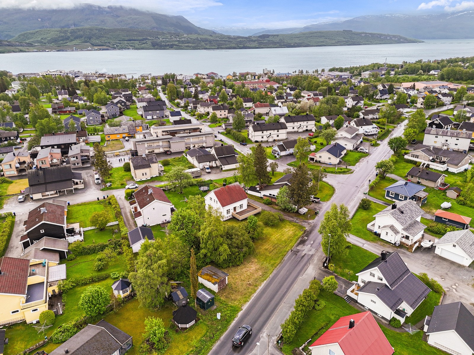 Eiendommen har kort vei til skoler og barnehager. Galleribilde