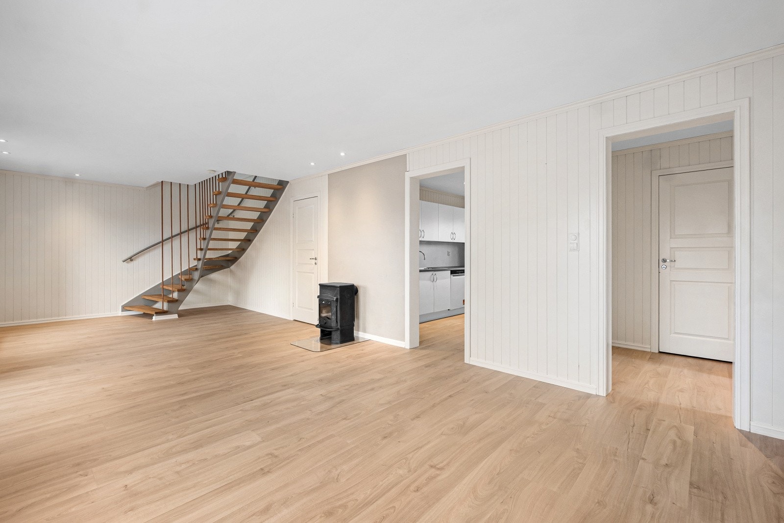 Det er installert downlights i himlingen for belysning. Galleribilde