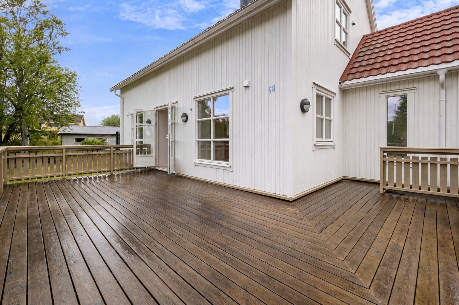 Stor veranda på 38 m² med god plass til utemøbler. Galleribilde