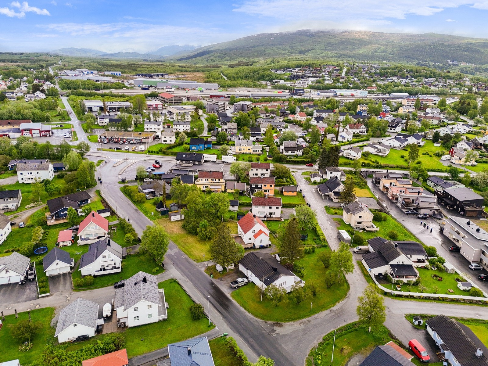 Eiendommen har en attraktiv og sentral beliggenhet i et etablert og populært boligområde på Fauske. Galleribilde