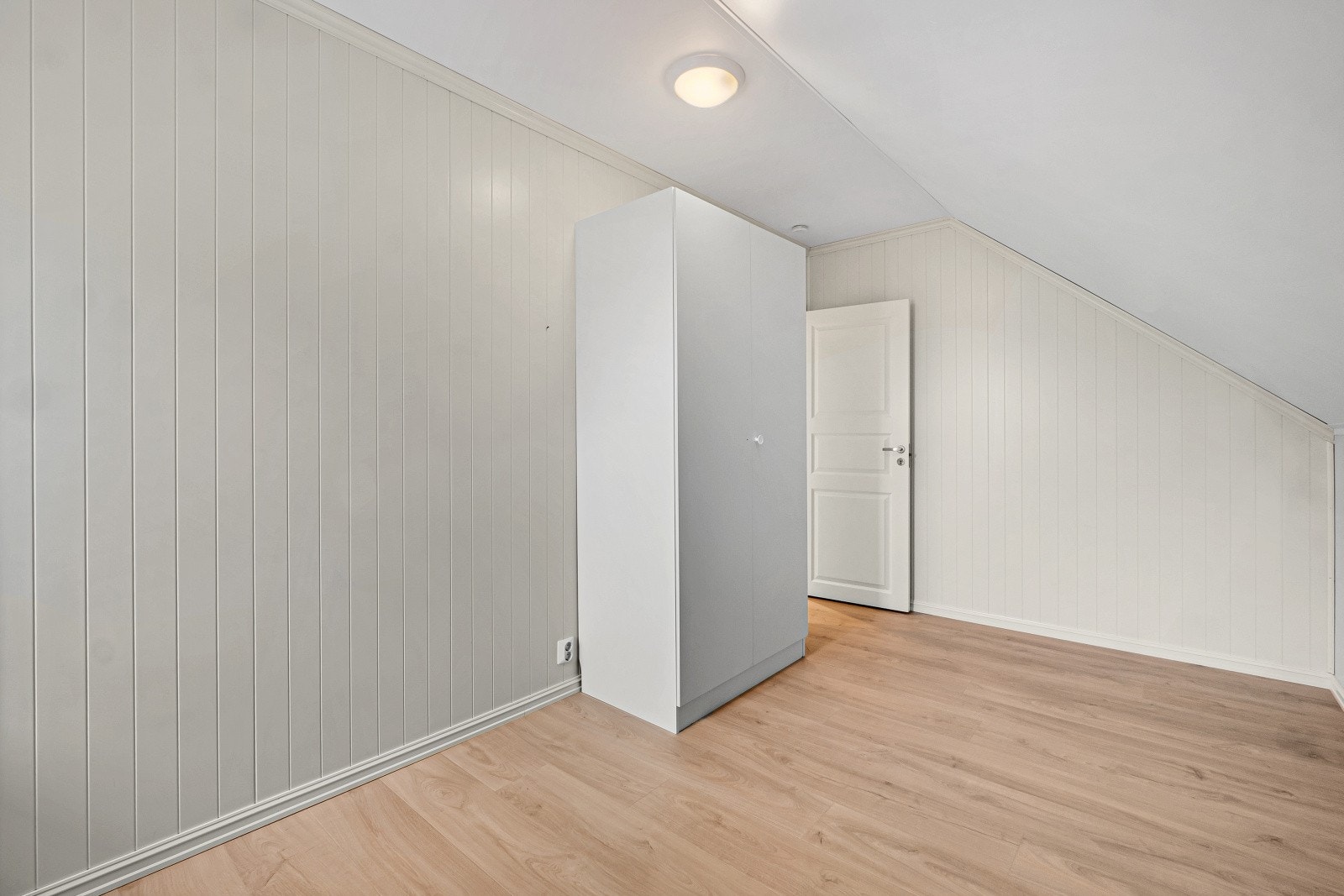 Gjennomgående laminatgulv i hele andre etasje. Galleribilde