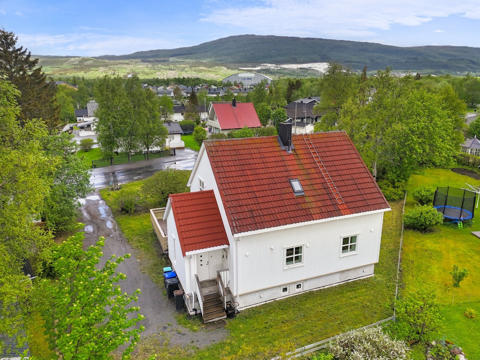 Eneboligen ligger på en romslig tomt som er opparbeidet med plen og beplantning. Galleribilde