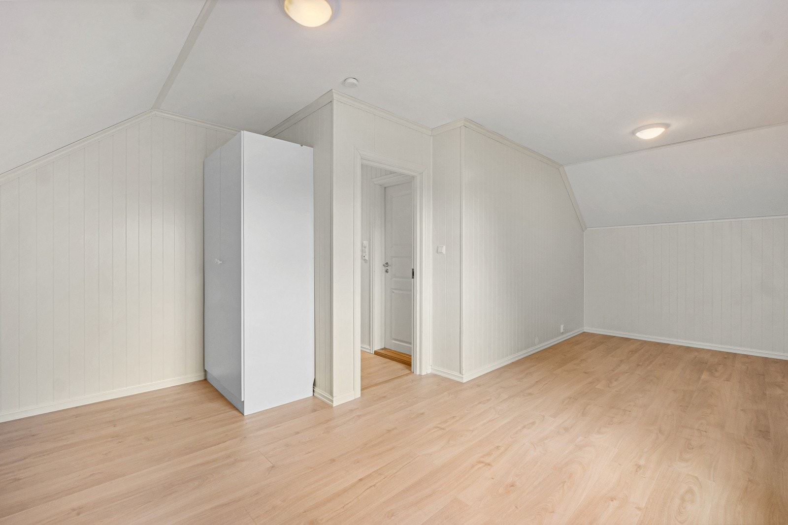 De to soverommene i 2. etasje har plass seng og garderobeskap. Galleribilde