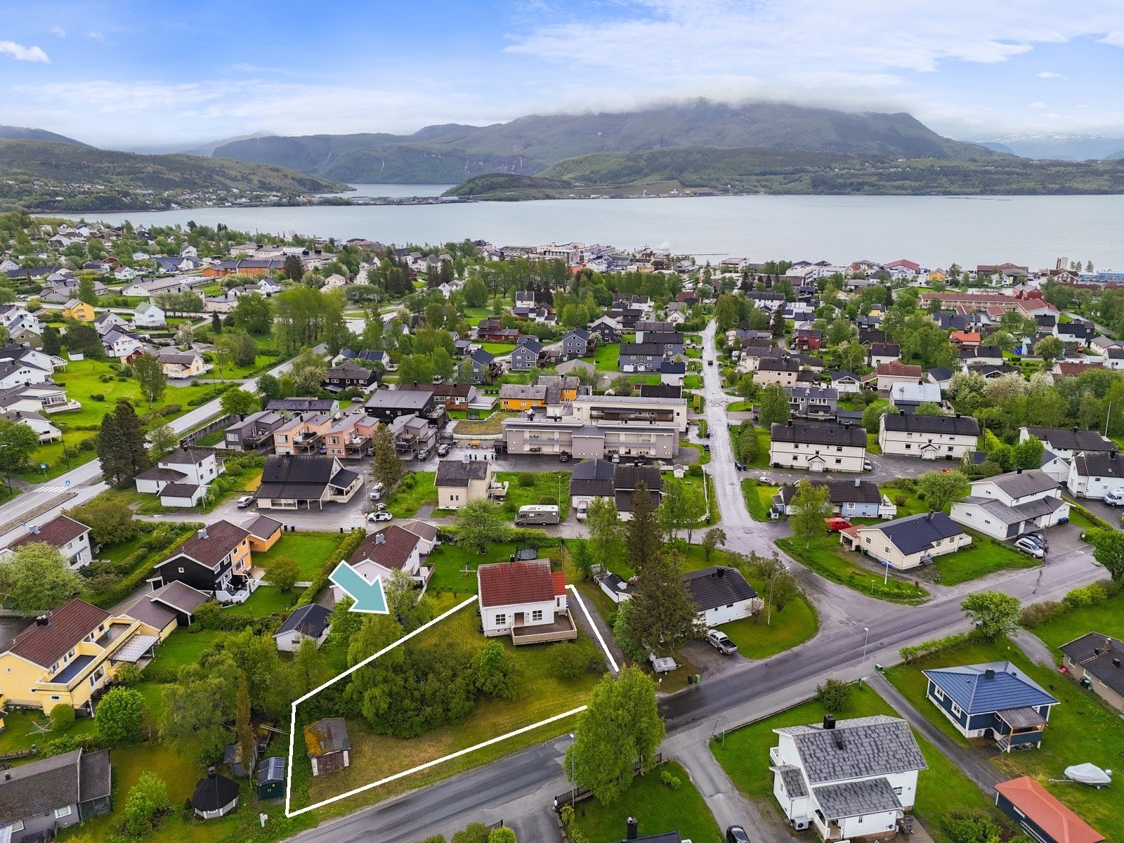 Velkommen til Kirkeveien 58 - en flott enebolig sentrumsnært på Fauske. Boligen har stor tomt med stort potensial! Galleribilde