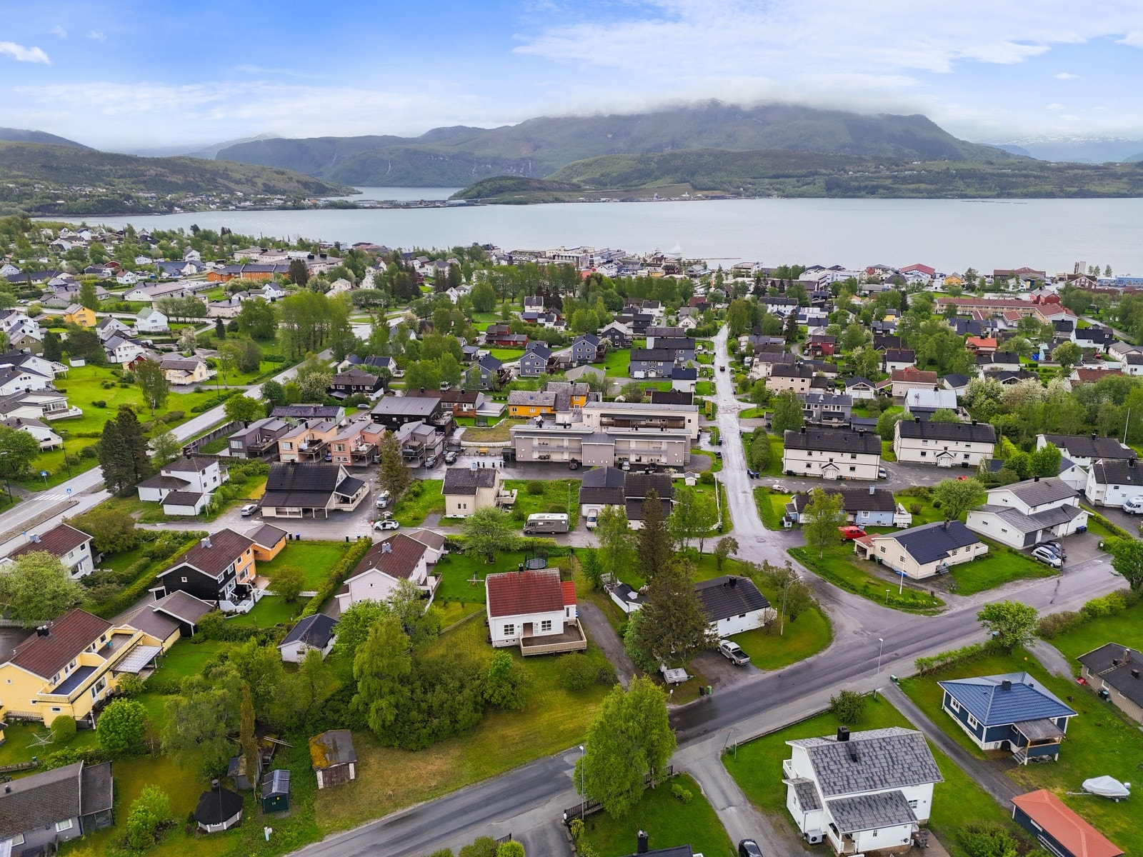 Fra eiendommen er det gangavstand til Fauske sentrum med butikker og servicetilbud. Galleribilde