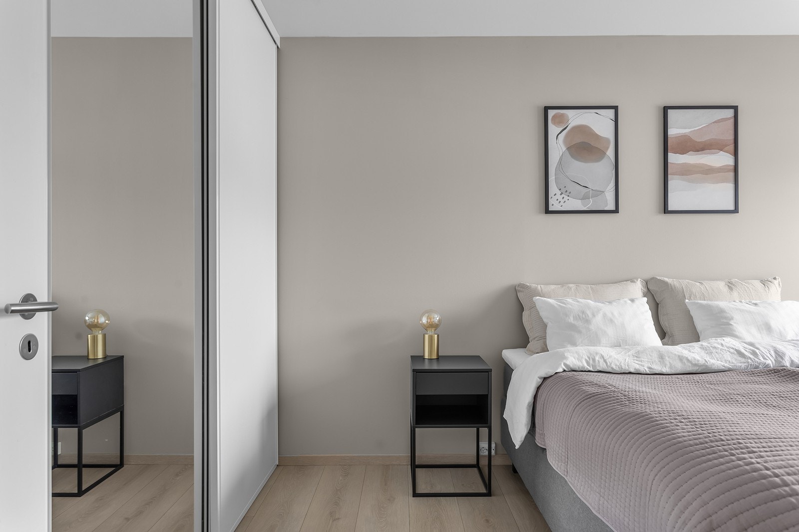 Soverom 1 med stor skyvedørs garderobe Galleribilde