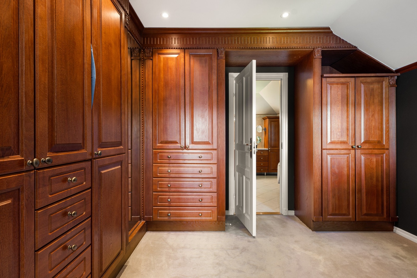 - Garderobe tilhørende hovedsoverom - Galleribilde