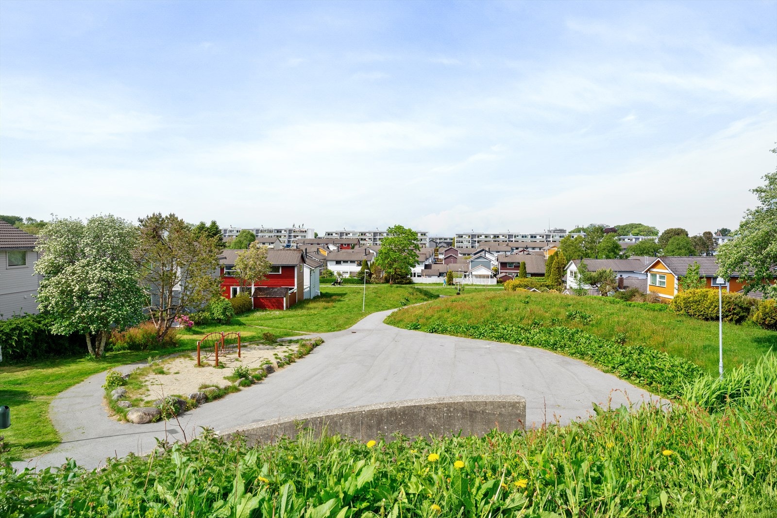 - Leiligheten er plassert på Tjensvoll i Stavanger kommune, som er et populært og familievennlig område. Her finner man barnehager og skoler i nærområde - Galleribilde