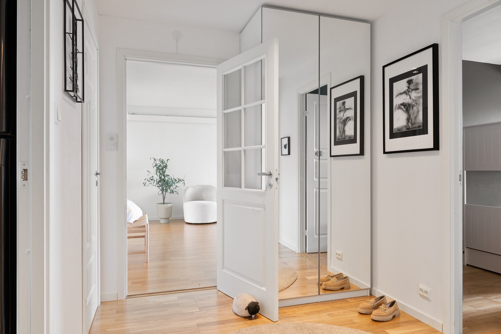 - Entréen har et praktisk garderobeskap, med god plass til å henge fra seg - Galleribilde