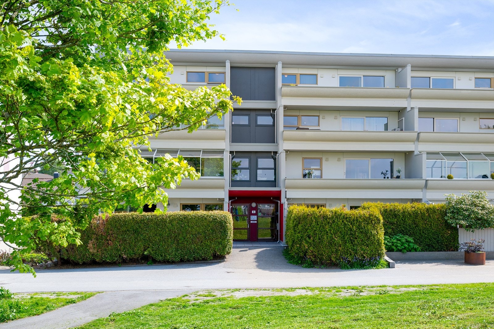 - Leiligheten disponerer privat parkering i garasje under blokken, med mulighet for elbillader - Galleribilde
