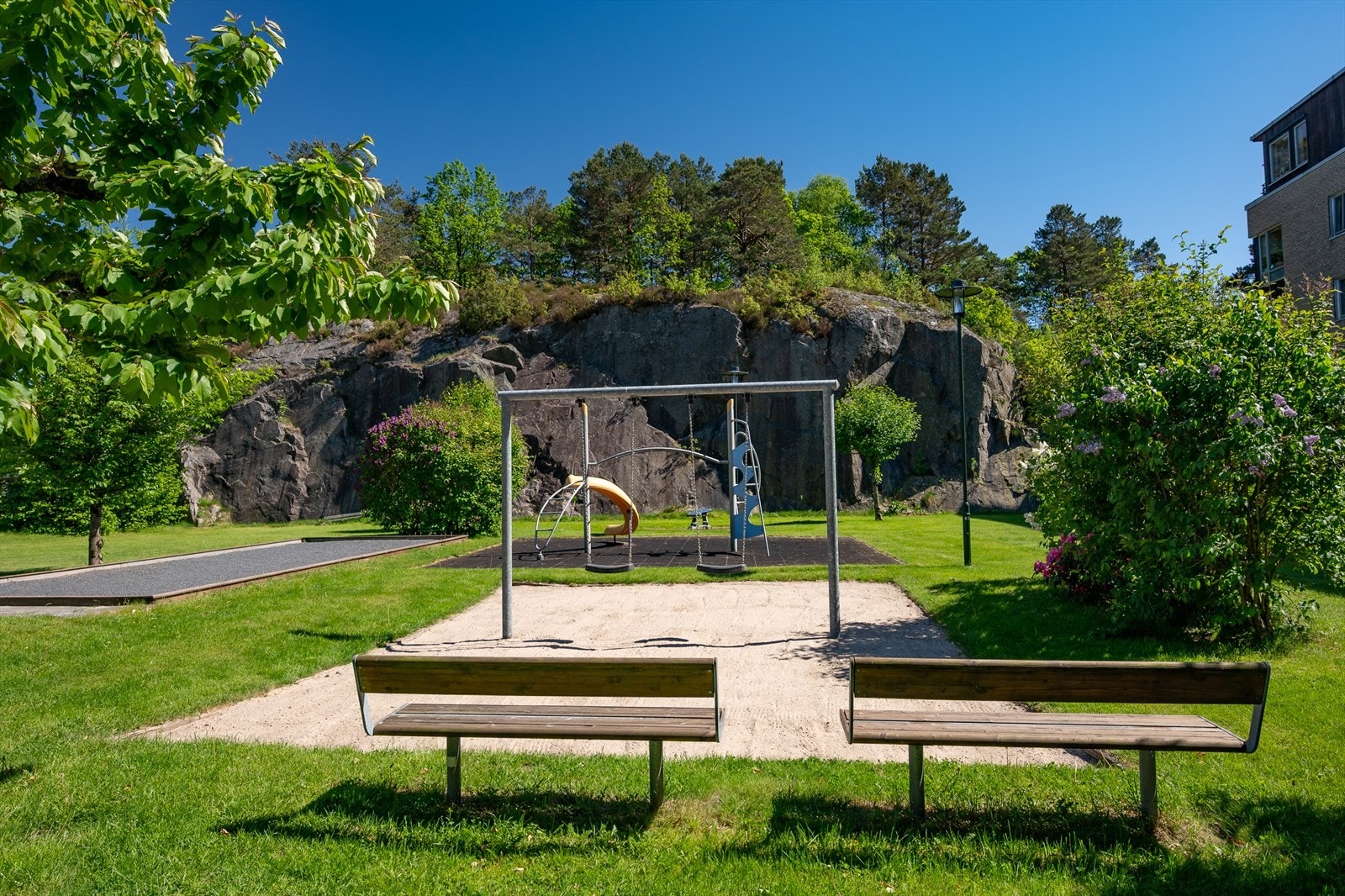 Borettslagets fellesområder er pent opparbeidet med lekeplass og sittegrupper. Galleribilde