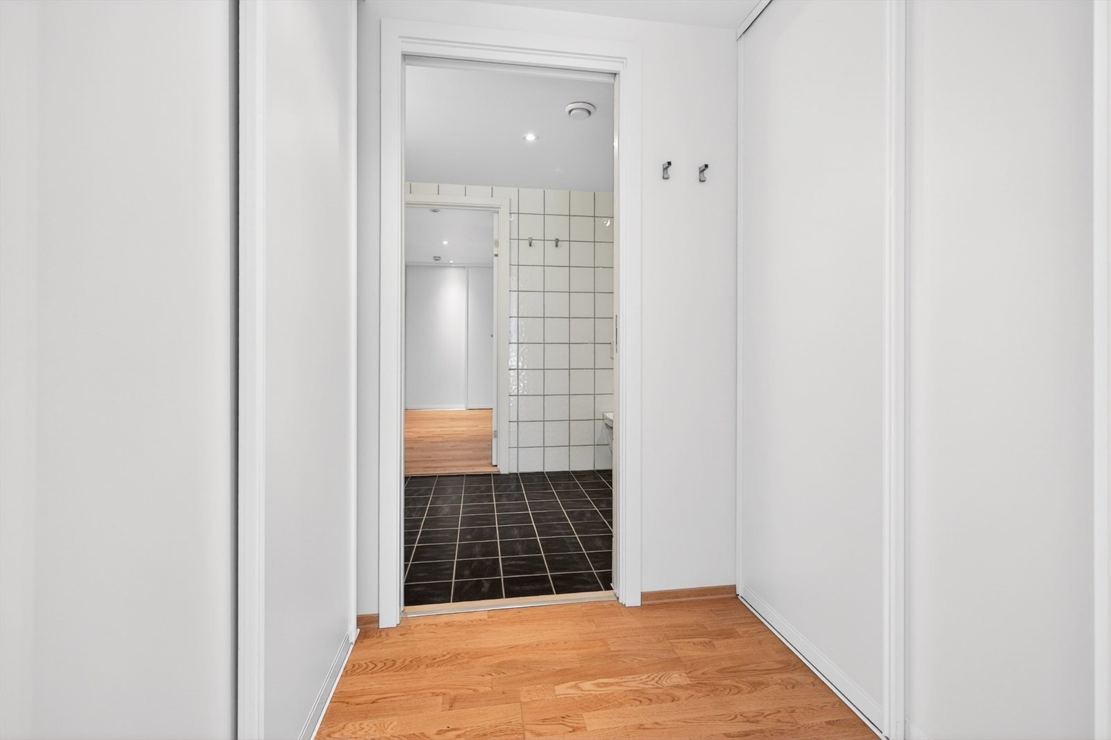 Omkledningsrommet gir gode oppbevaringsmuligheter og leder videre inn til badet fra soverommet Galleribilde
