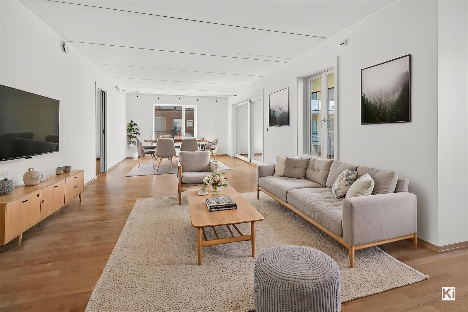 Stue og kjøkken i åpen løsning gir en sosial og luftig sone med plass til både sofagruppe og spisebord. (Digitalt stylet) Galleribilde