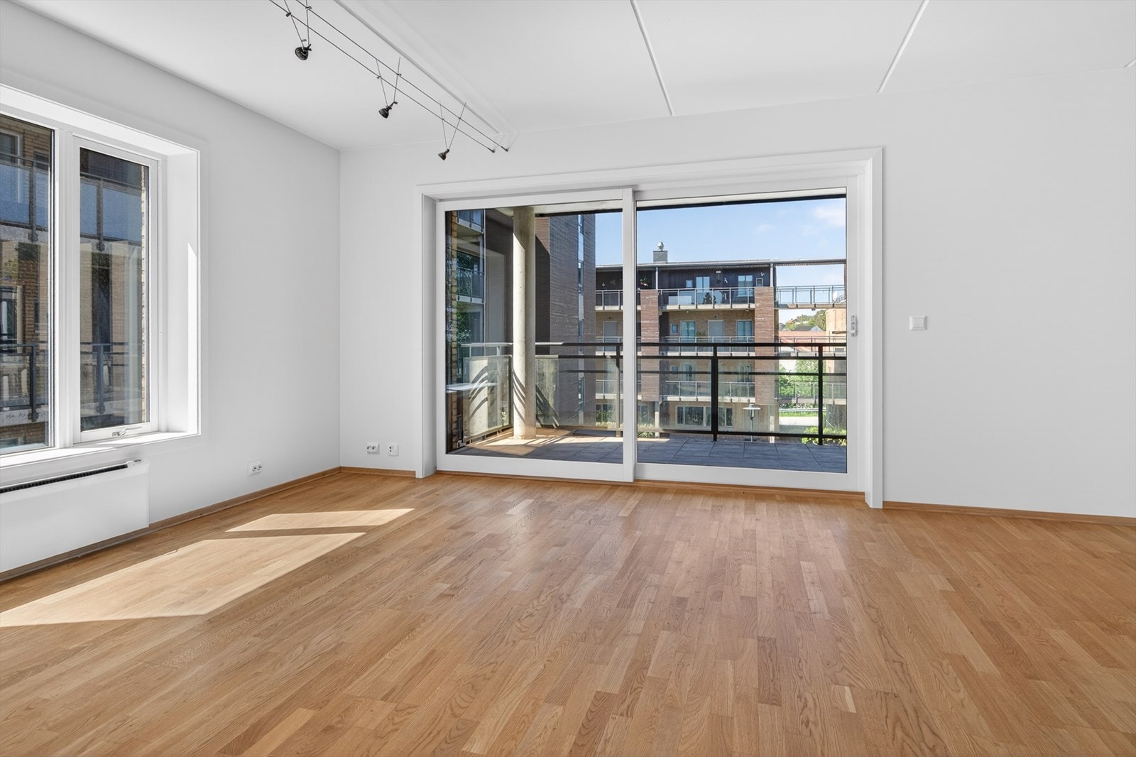 En stor skyvedør åpner opp mot den romslige balkongen. Galleribilde