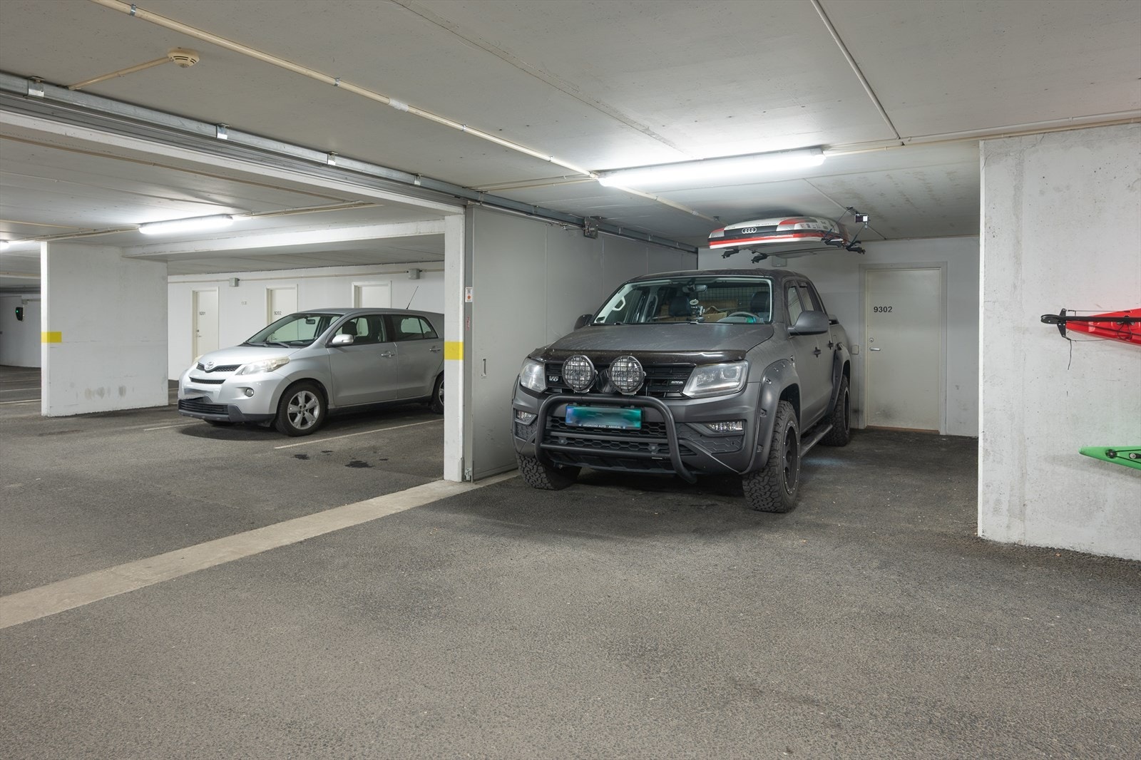 Det medfølger meget romslig garasjeplass i felles, lukket anlegg. Galleribilde