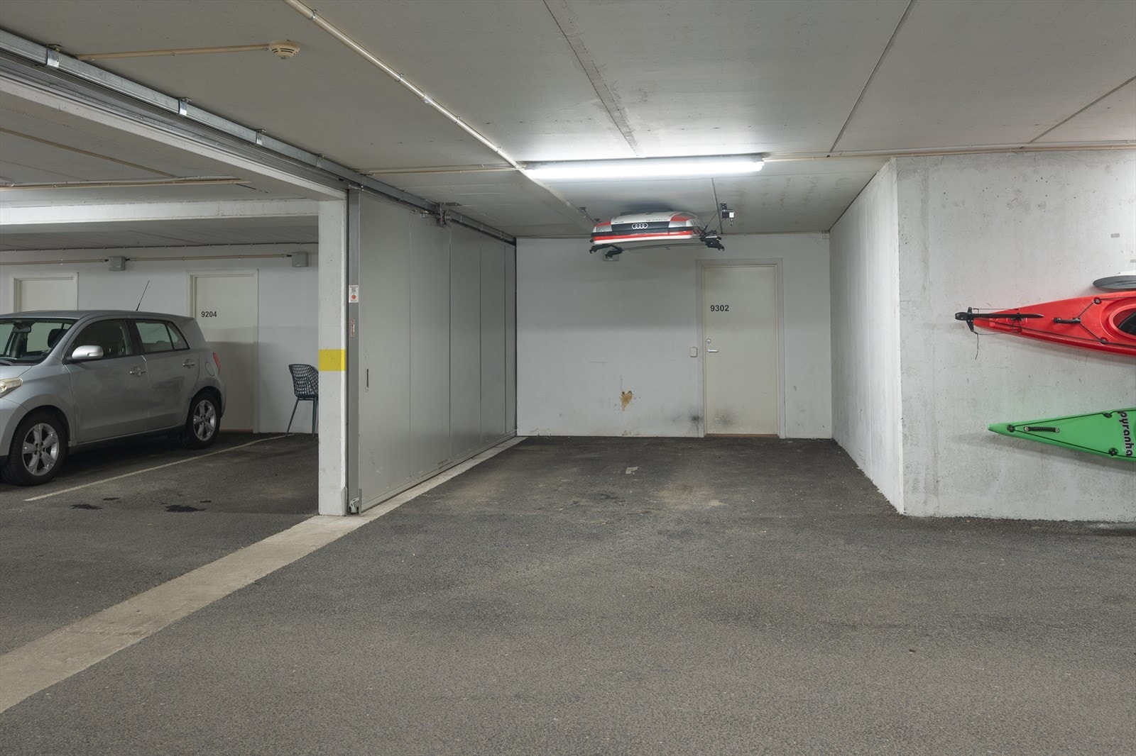 Fra garasjeanlegget er det heis direkte opp til leilighetens etasje. Galleribilde