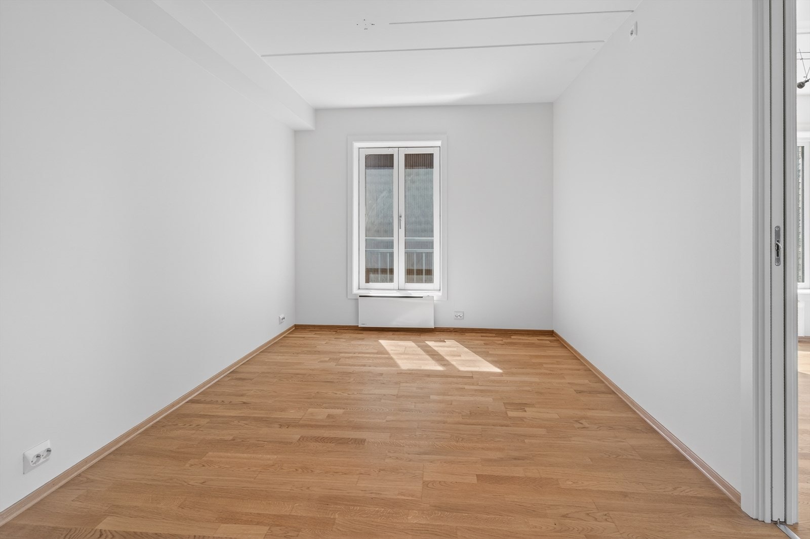 Også her er det parkett på gulvet og malte veggflater. Galleribilde