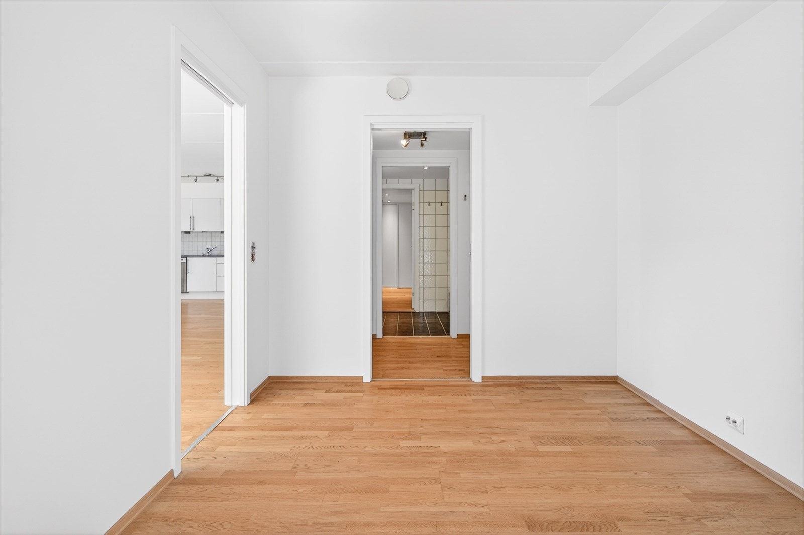 Fra hovedsoverommet er det tilgang til et praktisk omkledningsrom. Galleribilde