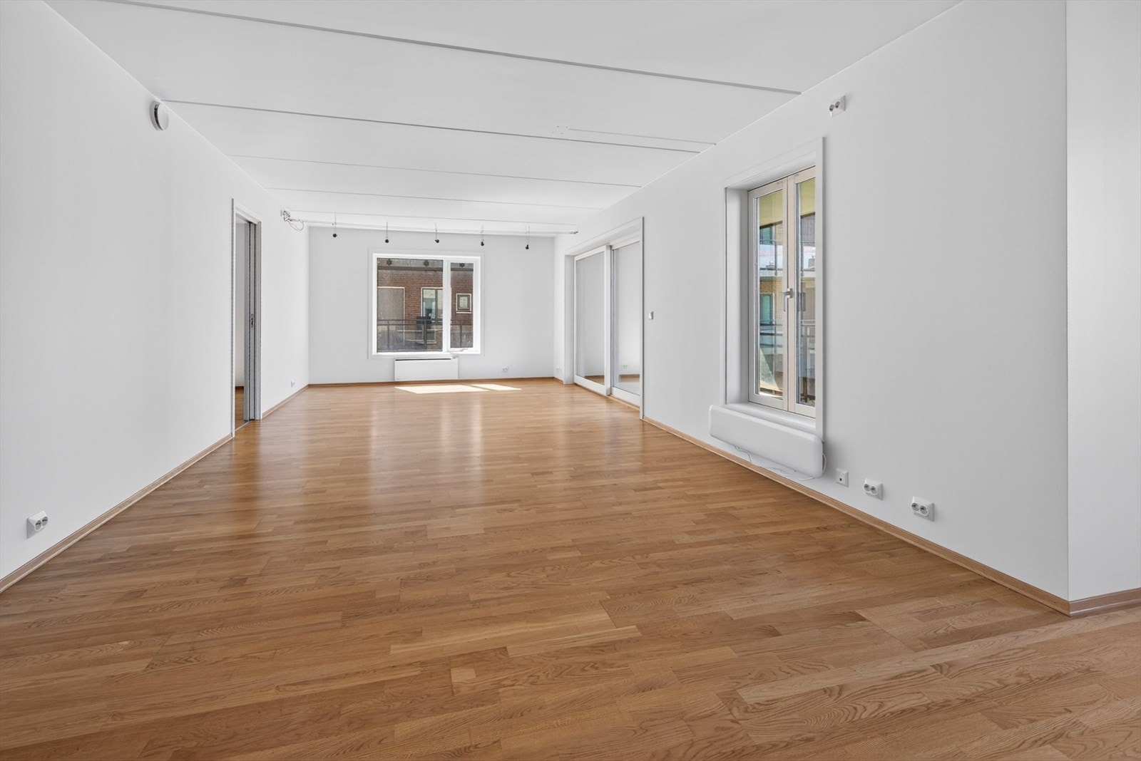 De alle fleste overflater er nylig oppmalt og boligen fremstår tiltalende Galleribilde