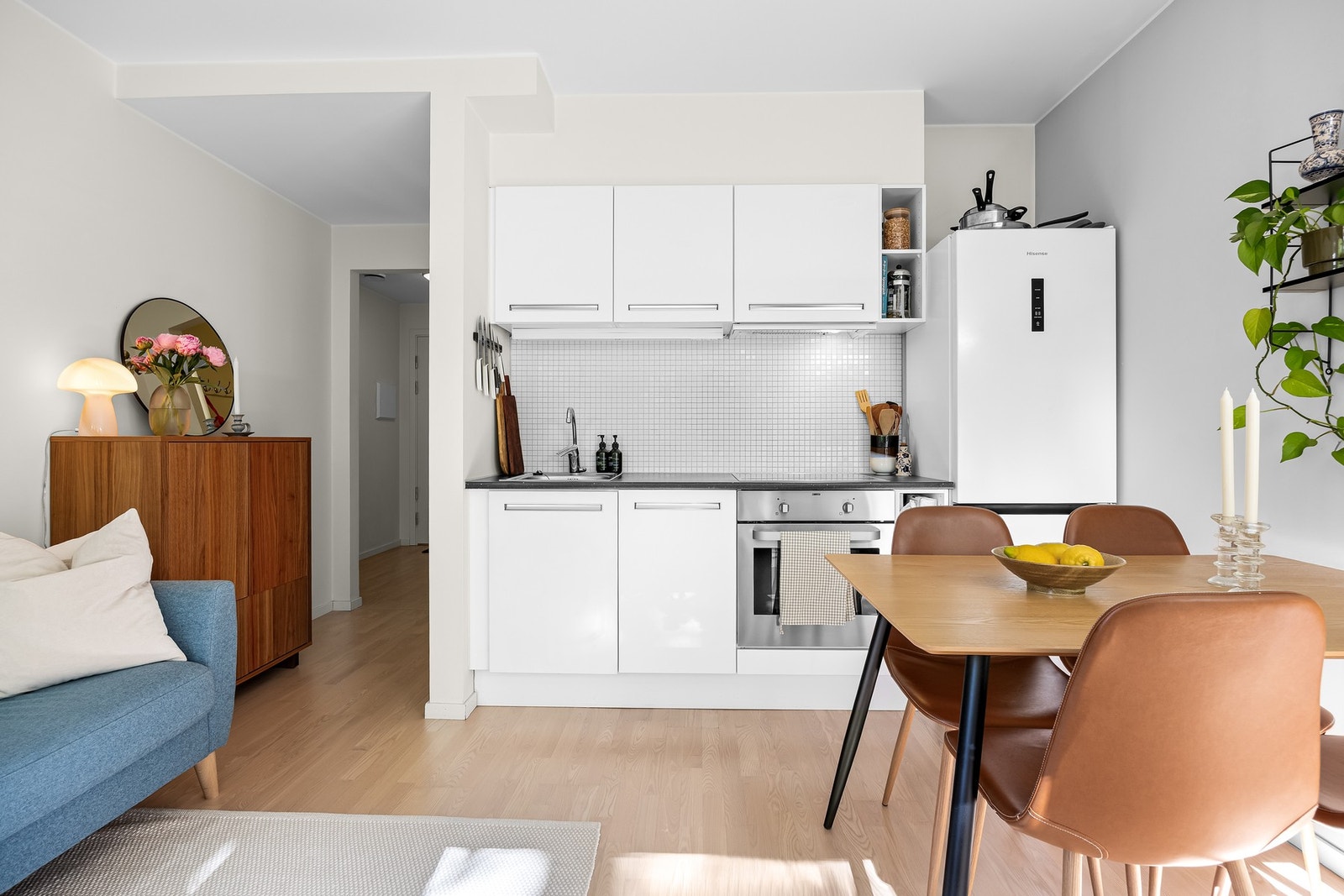 Kjøkkenet er fra 2010, og består av glatte fronter og benkeplate av laminat. Galleribilde