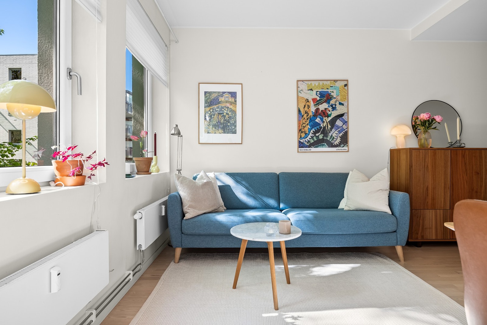På gulv er det lagt lys parkett, og vegger er malt i en lyse farger. Galleribilde