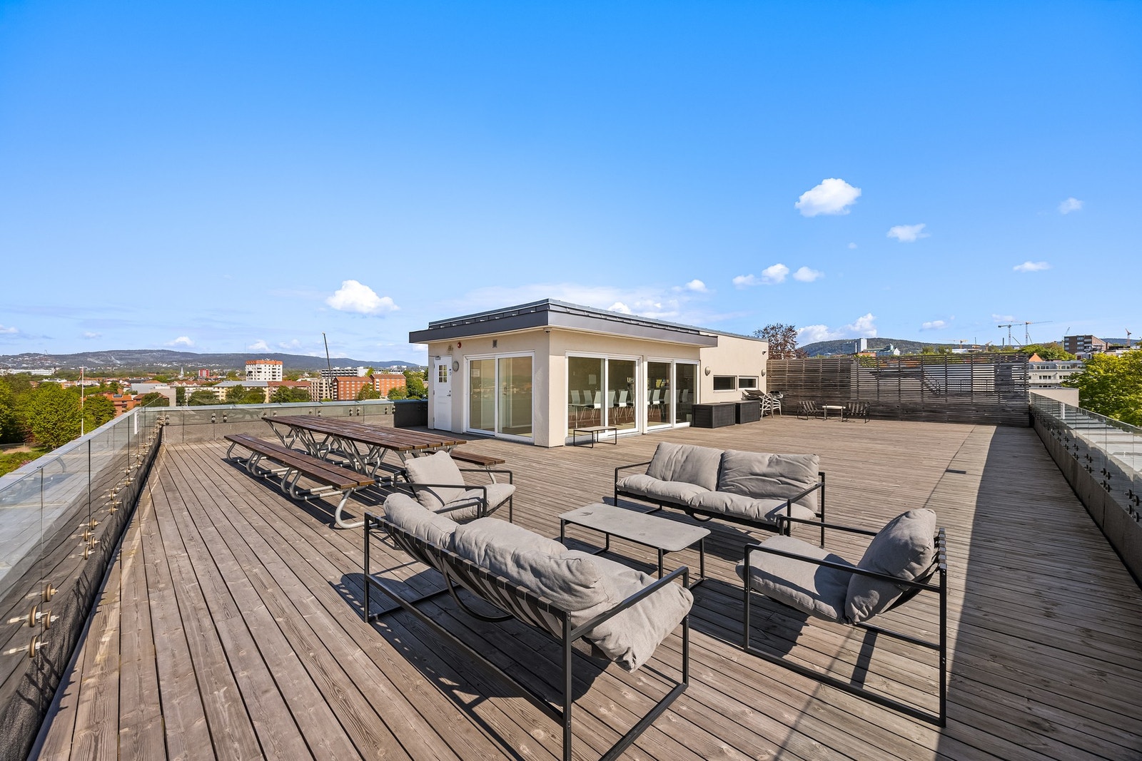 Her har du tilgang til en flott takterrasse med gode solforhold dagen lang. Galleribilde