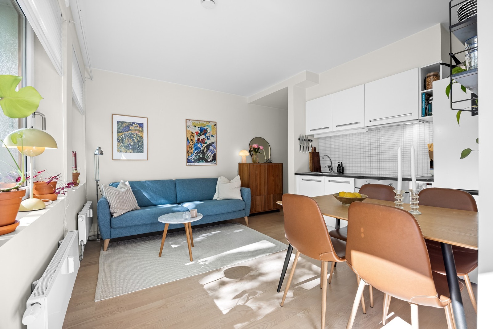 Her er det plass til sofagruppe med tilhørende møblement, spisebord og en tv-benk. Galleribilde