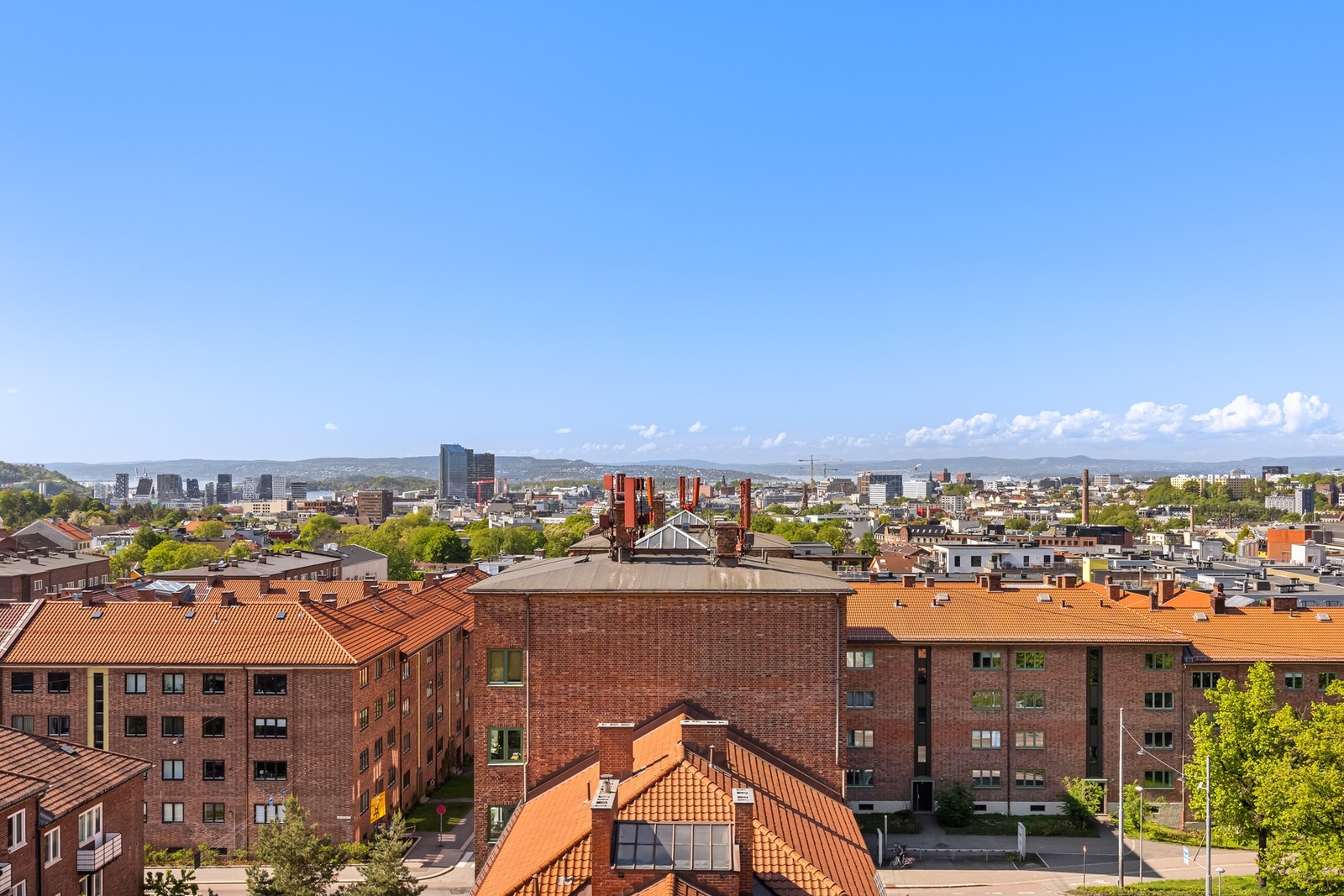 Nydelig utsikt over byen fra byggets takterrasse. Galleribilde