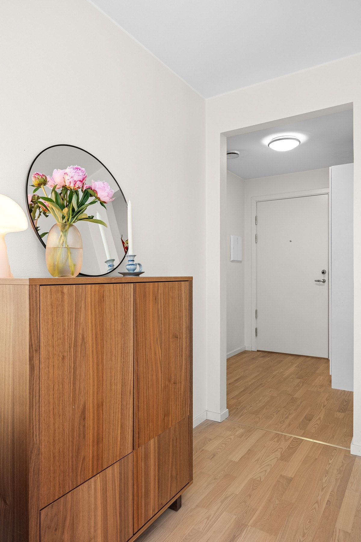 Fra entréen har du direkte adkomst til badet og stue. Galleribilde