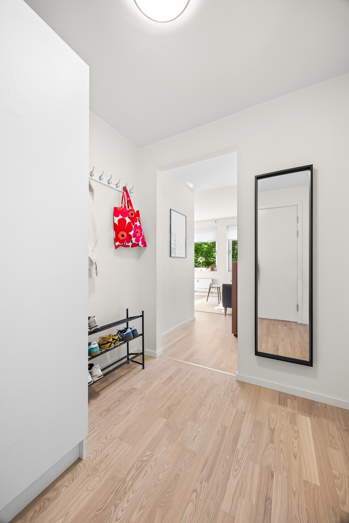 Velkommen inn! Romslig entré med garderobeskap til avheng av yttertøy og sko. Galleribilde