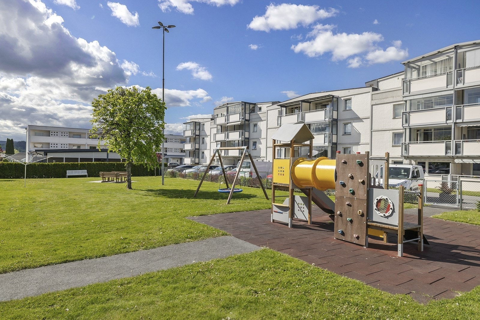 Borettslaget har fine, opparbeidede fellesarealer med blant annet lekeplass og sittegrupper. Galleribilde