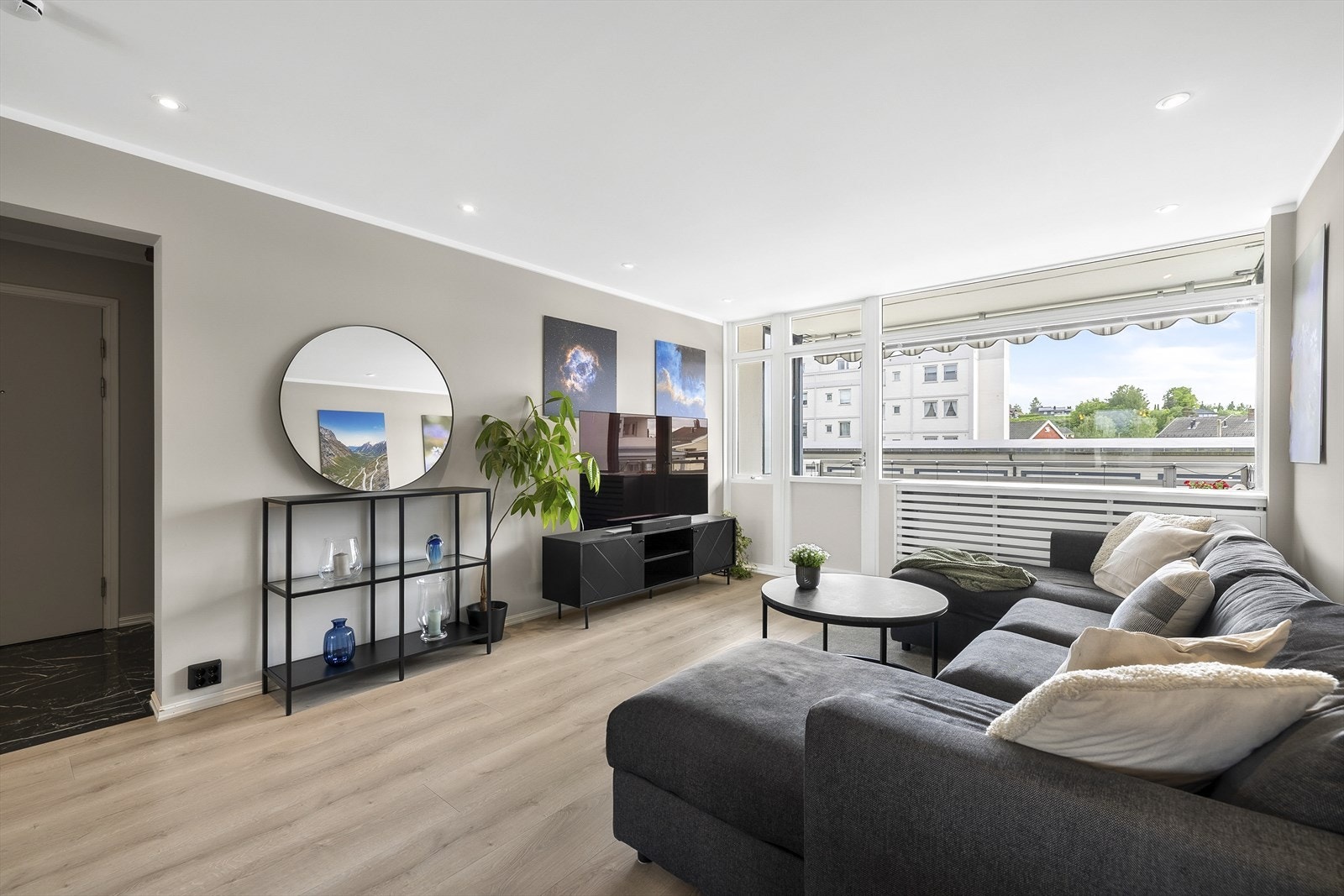 Stuen har god plass til en stor sofagruppe og er utstyrt med trådløs lysstyring fra Philips Hue. Galleribilde