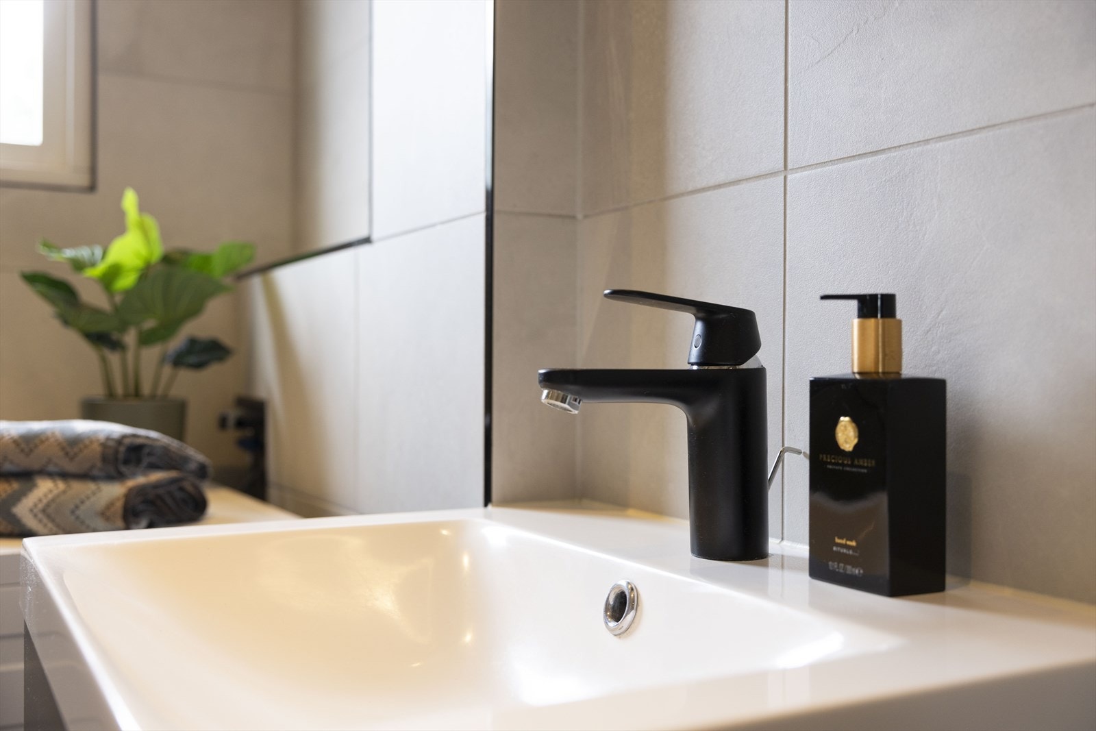 Badet er utstyrt med kvalitetsarmaturer fra Hansgrohe og Grohe. Galleribilde