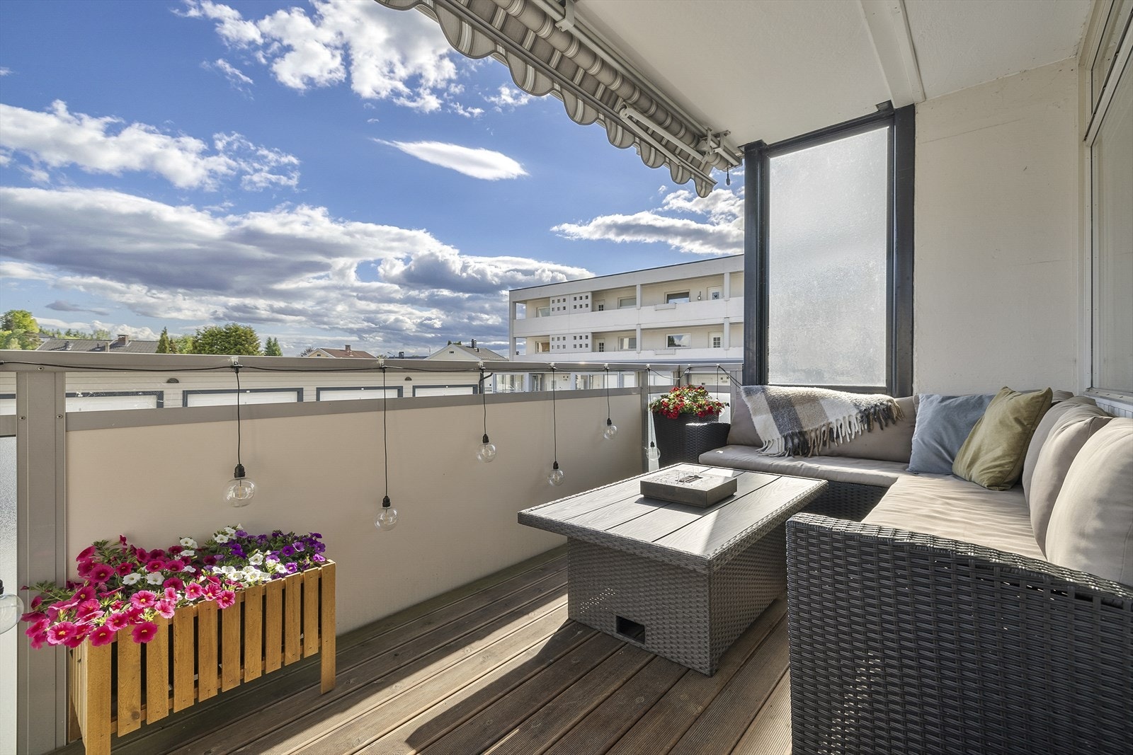 Fra stuen er det utgang til en sørvendt balkong med royalimpregnerte terrassebord og plass til en romslig sittegruppe. Galleribilde