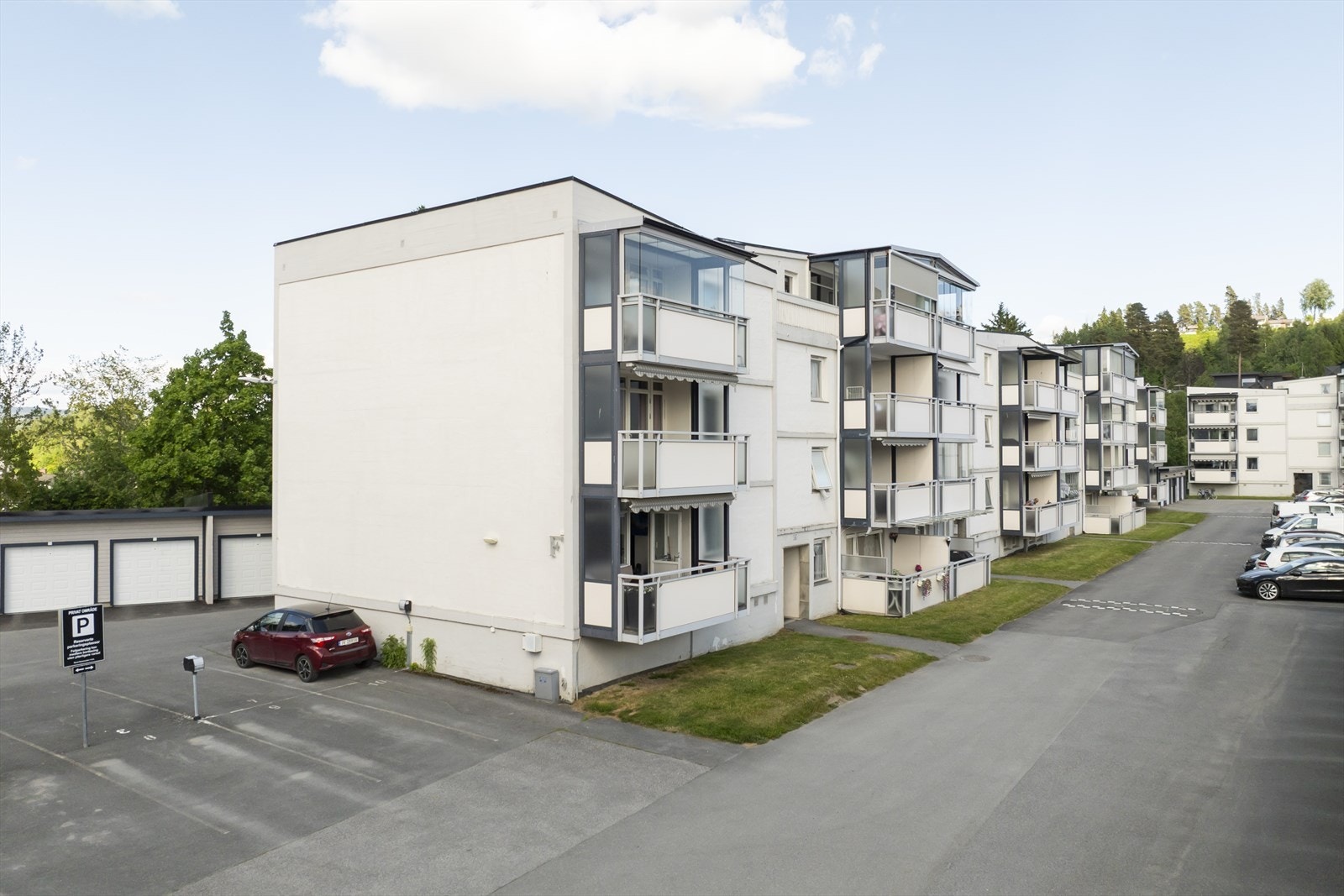 Leiligheten ligger i et veletablert borettslag som er tilknyttet fjernvarme. Parkeringsplasser, garasjer og el-bil ladere. Galleribilde
