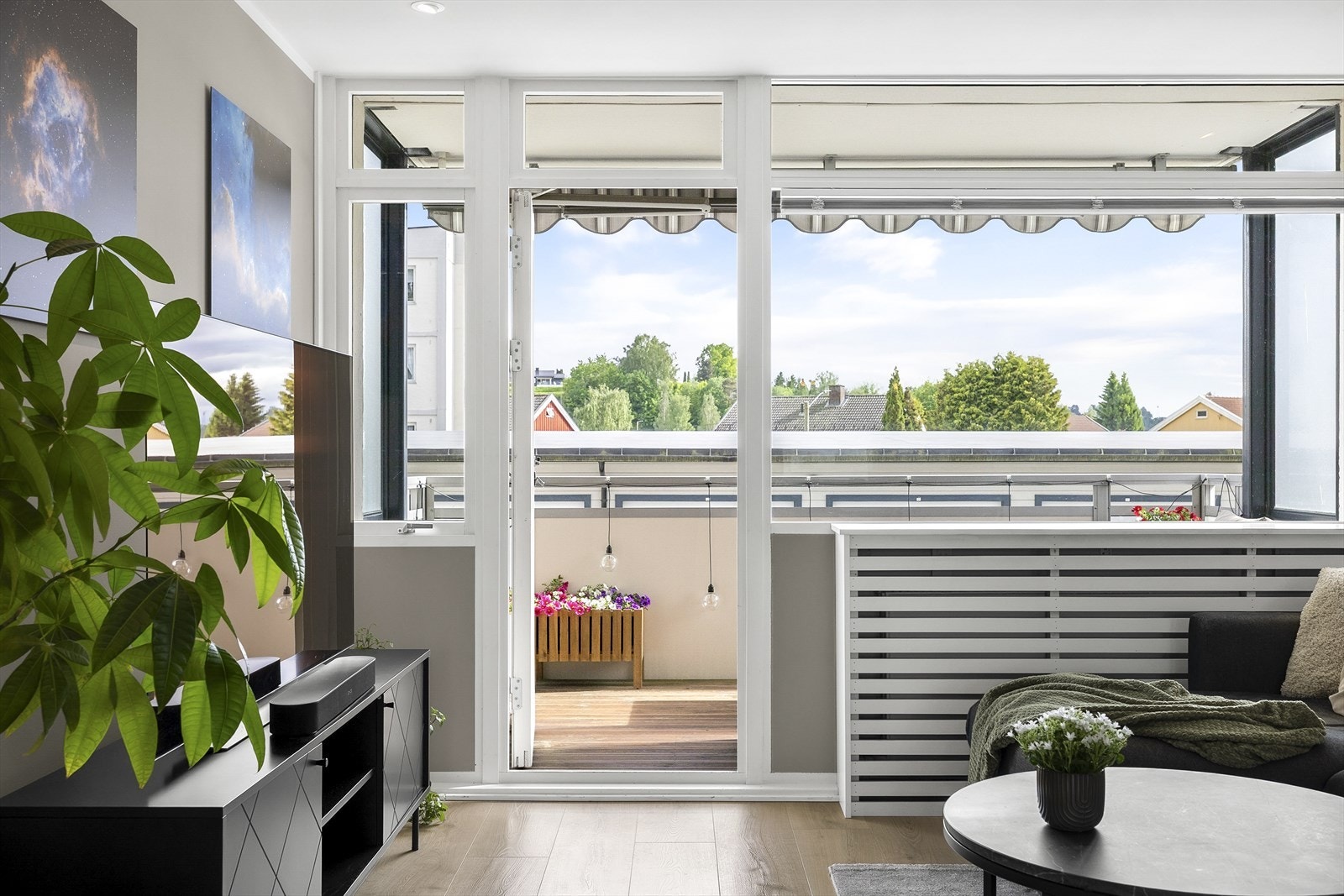 Store vindusflater og dør ut til balkongen slipper inn rikelig med dagslys. Galleribilde