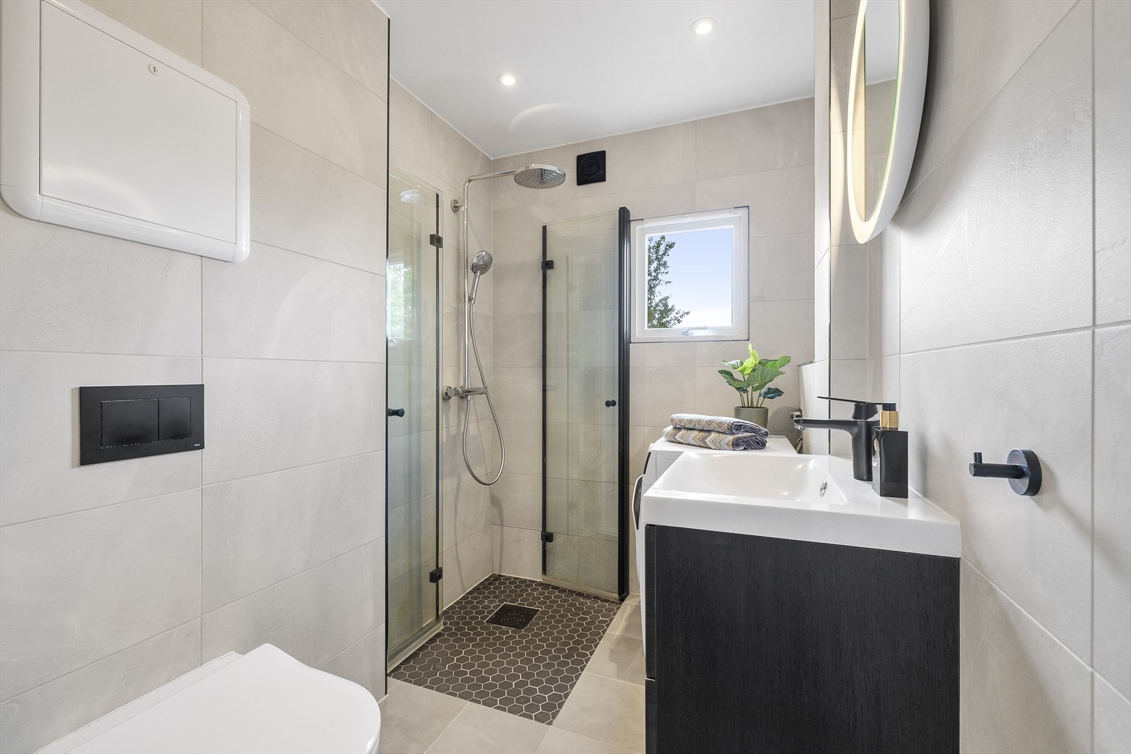 Badet ble oppgradert i 2020 med fliser, elektrisk gulvvarme, vegghengt toalett og elektrisk vifte. Galleribilde