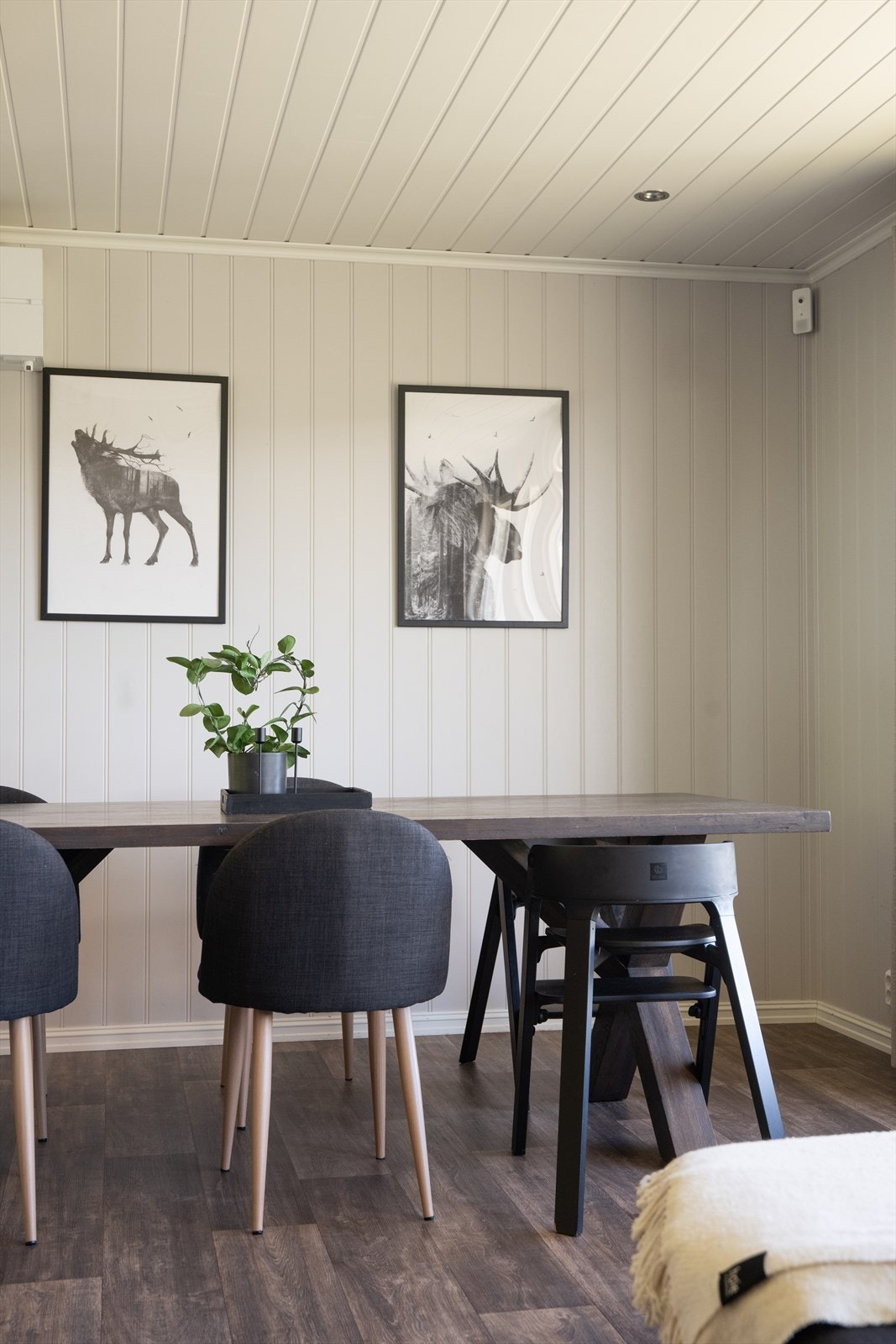 Spisestuen er en naturlig del av det åpne stue- og kjøkkenområdet. Galleribilde