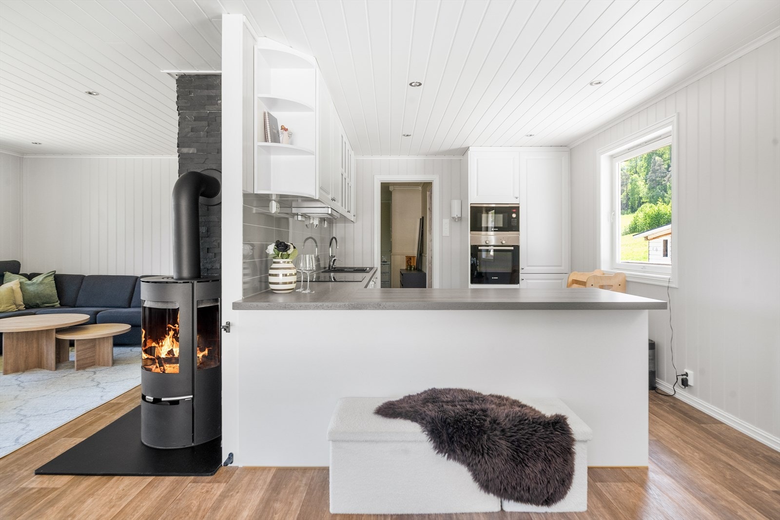 Kjøkkenhalvøya fungerer som et naturlig samlingspunkt og skille mot stuen. Galleribilde