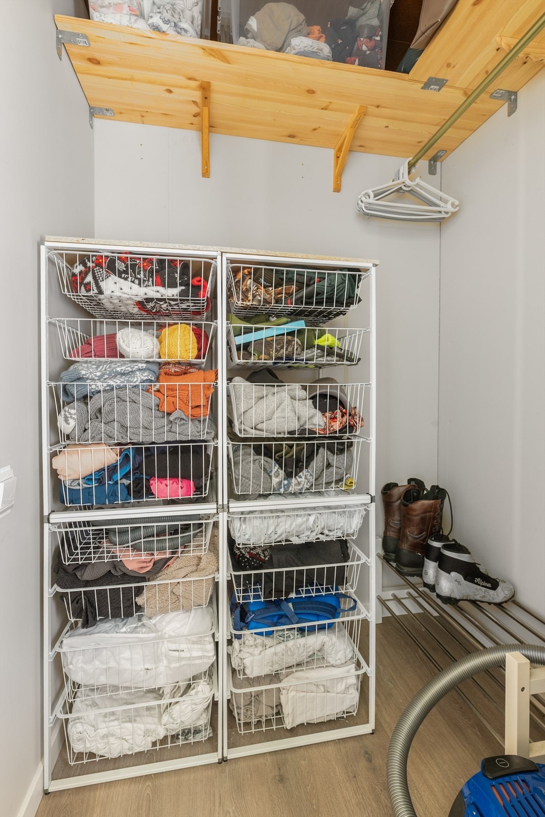 Praktisk garderobe med gode lagringsmuligheter. Rommet var tidligere et toalettrom. Galleribilde