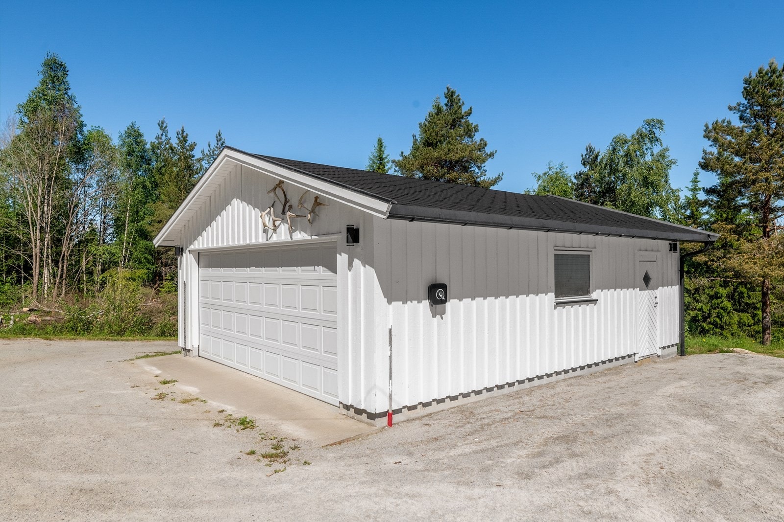 Frittstående dobbelgarasje på ca. 51 m², bygget i 1985. Galleribilde