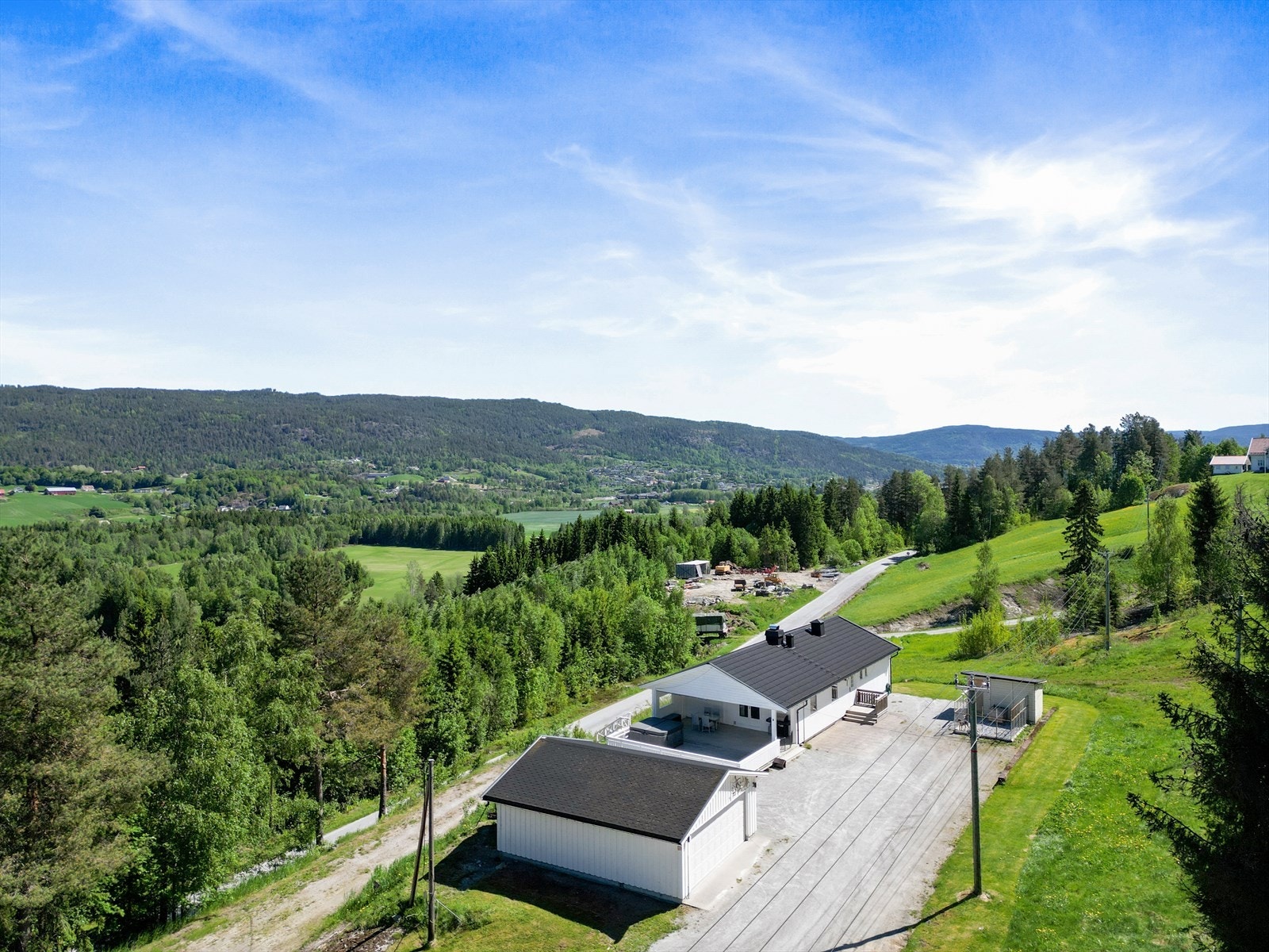 Eiendommen ligger usjenert til i naturskjønne omgivelser, med kort vei til både turområder og servicetilbud. Galleribilde