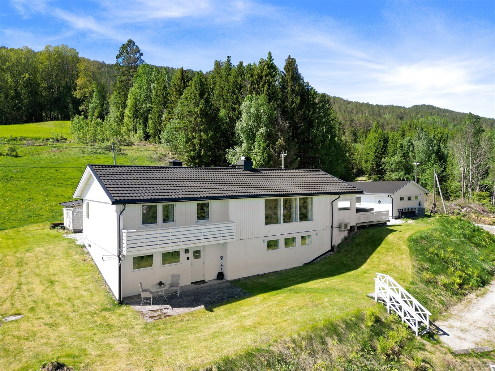 EiendomsMegler1 ved Guro Borsodi Bakka ønsker velkommen til Nordre Vestsidaveg 264! Foto Inbovi Galleribilde