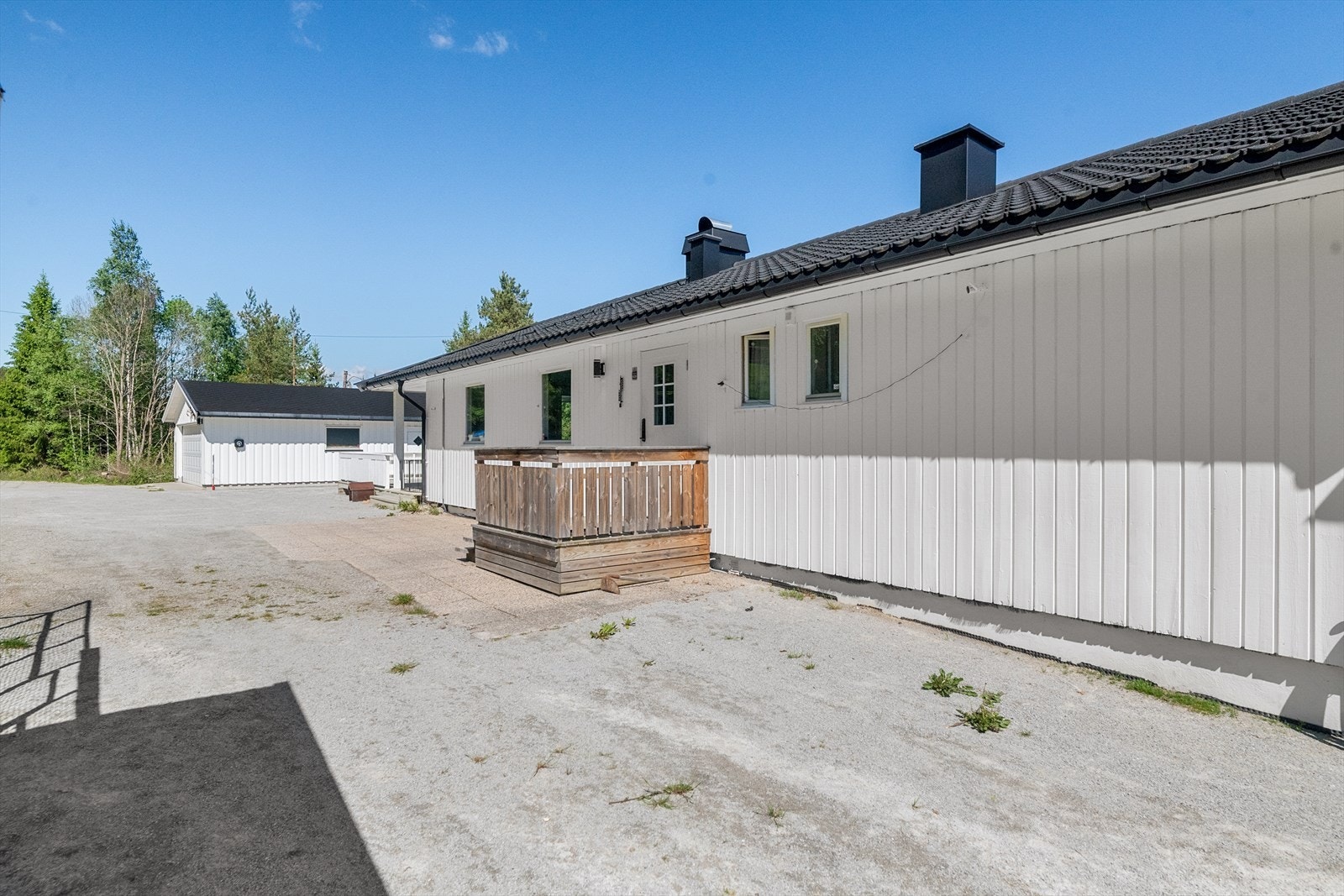 Inngangspartiet til leiligheten i underetasjen er praktisk adskilt fra hovedinngangen. Galleribilde