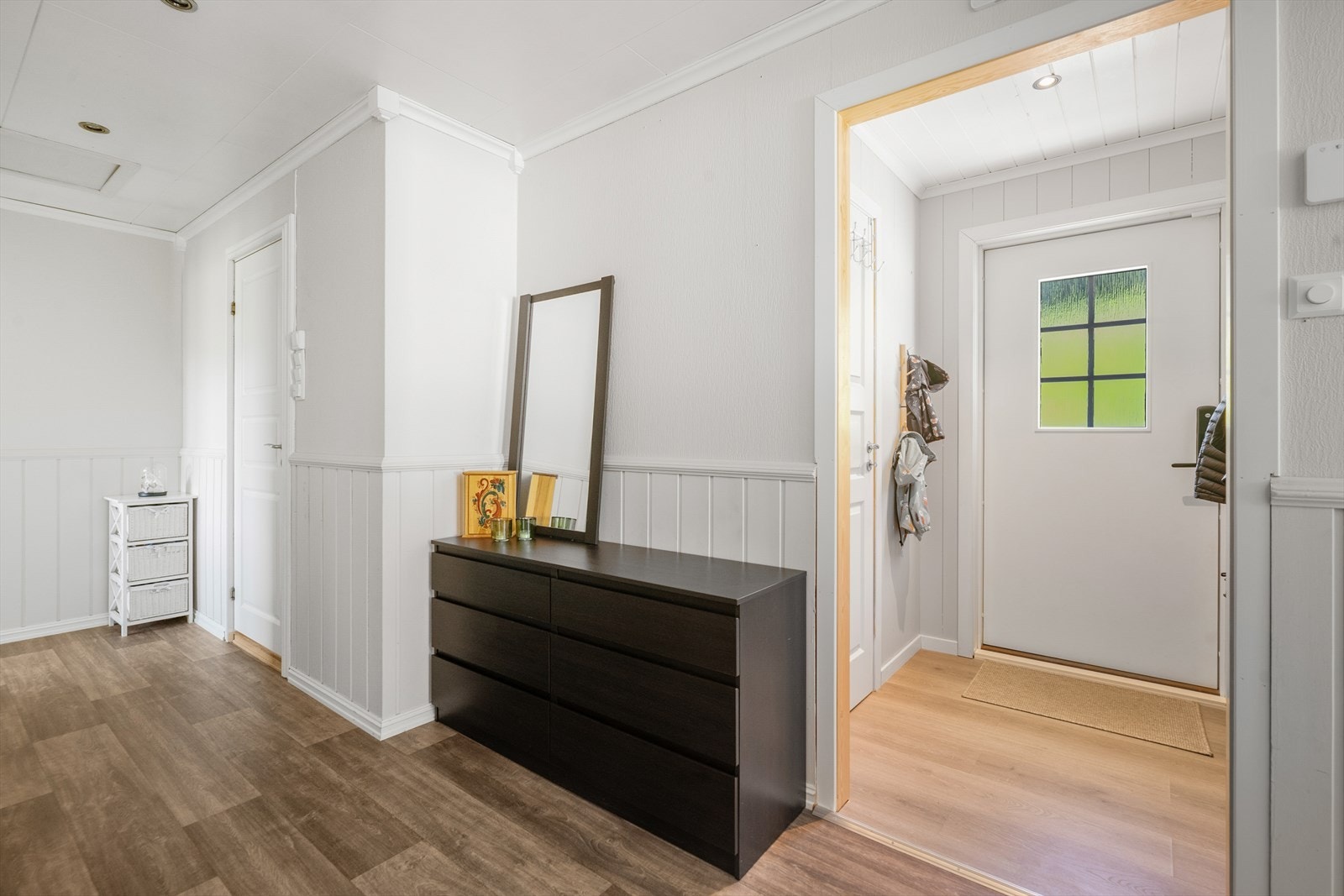 Inngangsparti i hovedetasjen med malt panel på veggene. Galleribilde