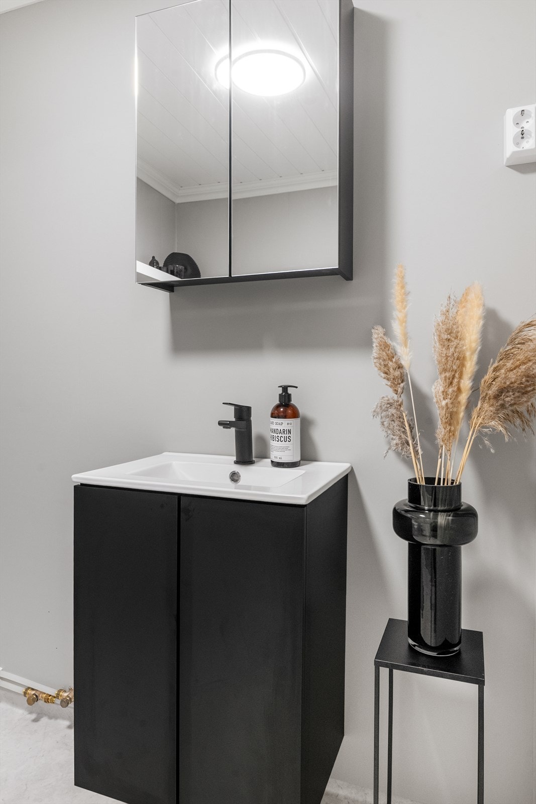 Detalj fra badet i underetasjen, som har malte plater på veggene. Galleribilde