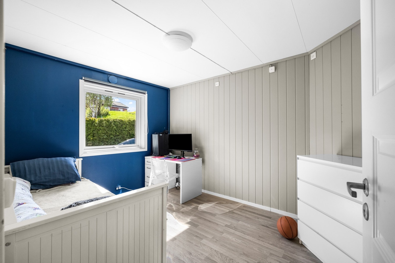 Vi går videre til soverom 3 i planskissen, som ligger med adkomst fra hallen, like ovenfor baderommet. Galleribilde